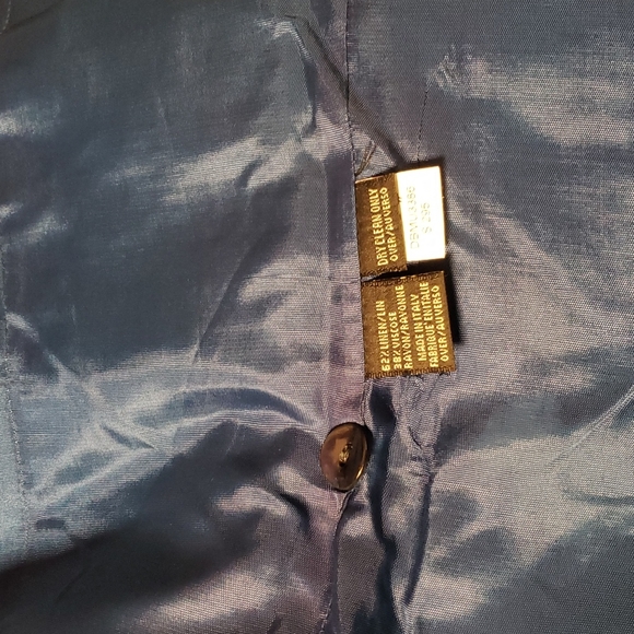 Women's suit size 6-8. - Picture 4 of 9